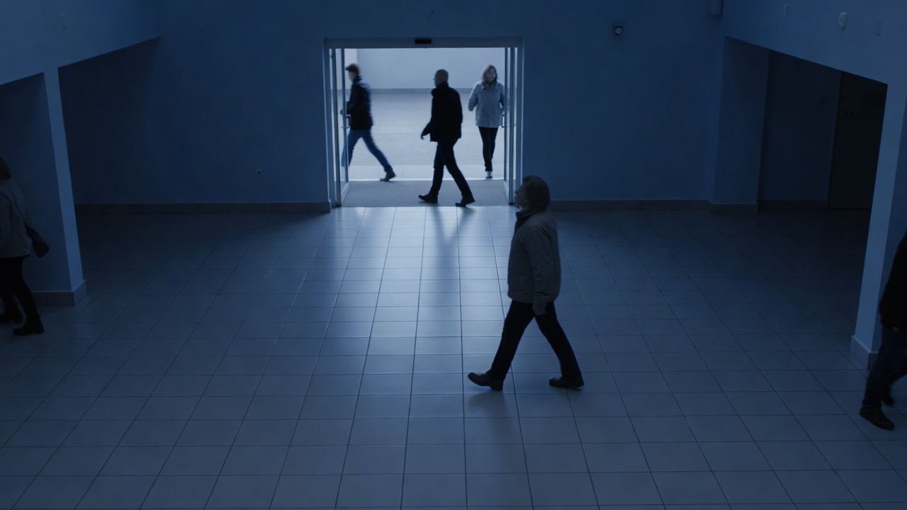 A lobby entrance seen from above with a dashed count line across the floor and boxes around the people walking through.